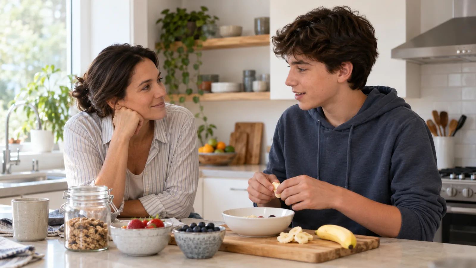 Una madre e un figlio adolescente parlano in cucina