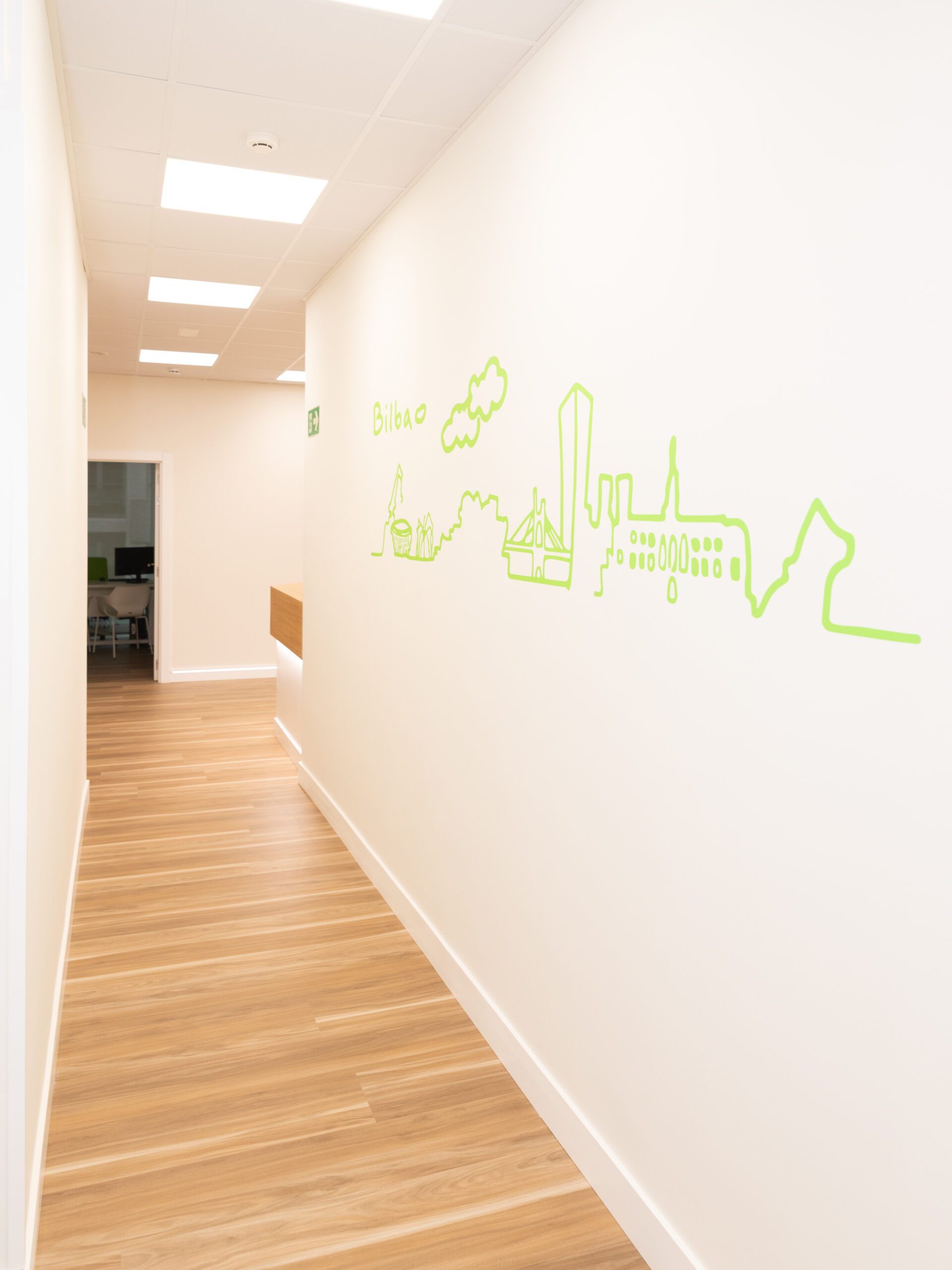 Pasillo de MediBilbao Salud con el mural del skyline de Bilbao