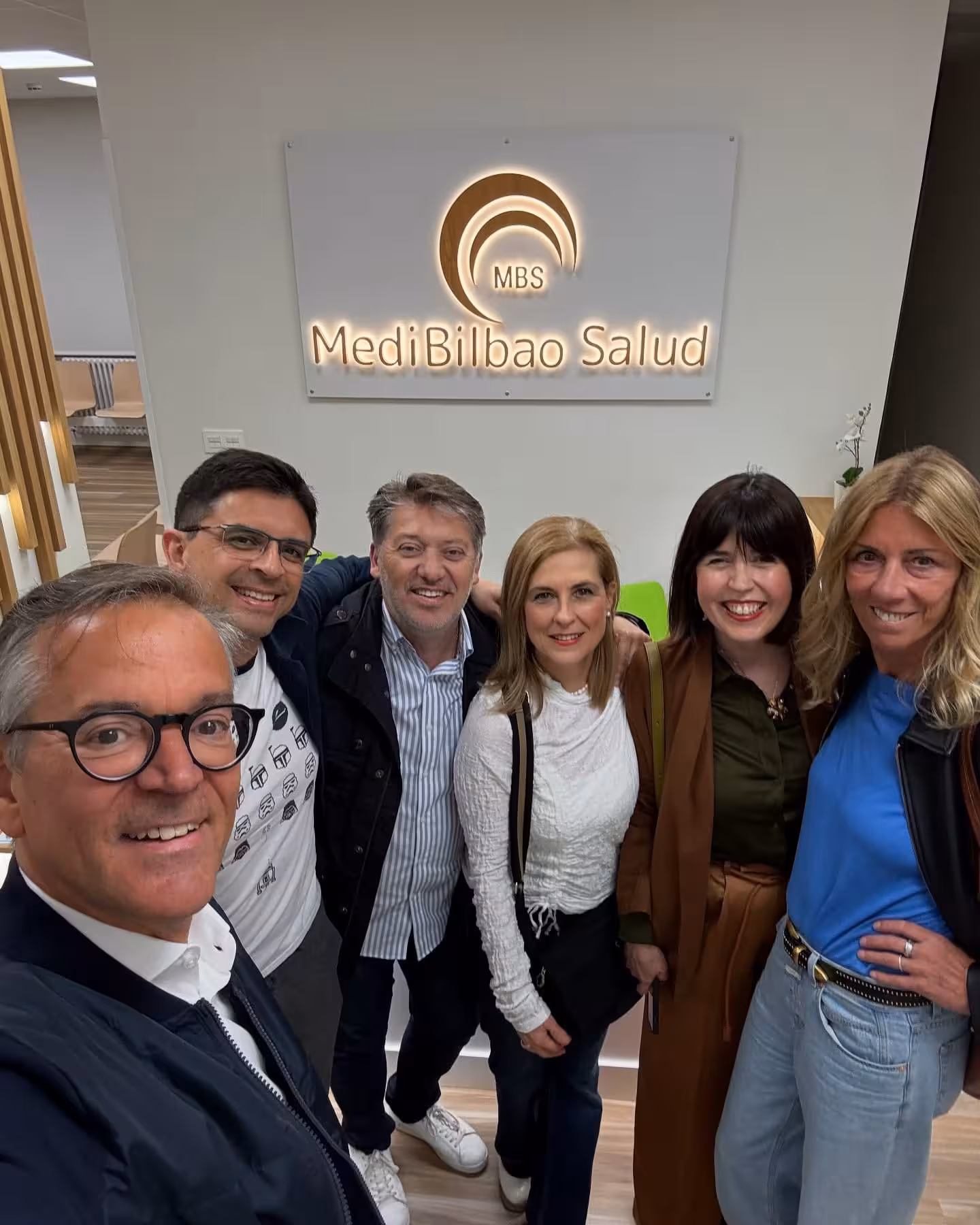 Equipo de MediBilbao Salud bajo el rótulo del centro
